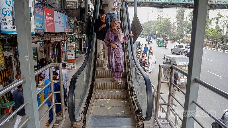 As the escalator of the footover bridge installed at Banani’s Chairman Bari is closed, people crossing the road on this route have to suffer. Photo: Mahmud Zaman Ovi