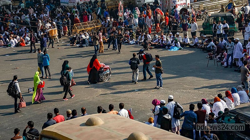 Pedestrians suffered as postgraduate trainee doctors blocked Dhaka’s Shahbagh intersection to demand a doubling of monthly allowance on Dec 22, 2024. Photo: Mahmud Zaman Ovi
