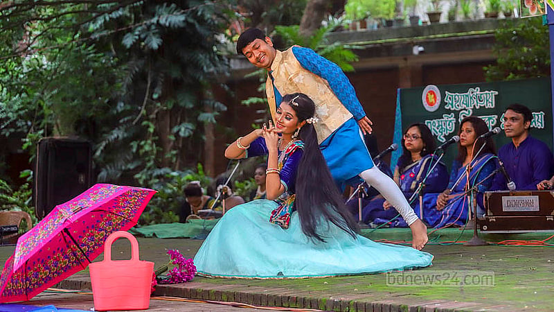 On Sunday, Jun 15, 2025, the first day of the Bengali month of Ashar, dancers perform at the Monsoon Festival held under the Bakul tree at the Faculty of Fine Arts, University of Dhaka, orgasnised by the National Borsha Uthshob Celebration Committee. Photo: Abdullah al Momin