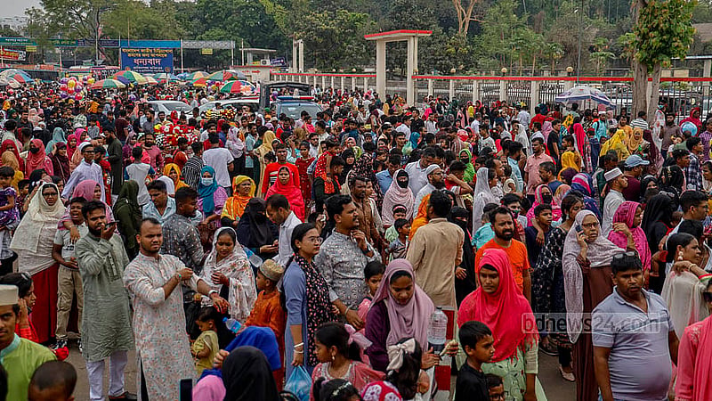 Visitors waiting at the entrance to enter the National Zoo in Dhaka's Mirpur on Tuesday, Apr 1, 2025, during the Eid break. Photo: Mahmud Zaman Ovi