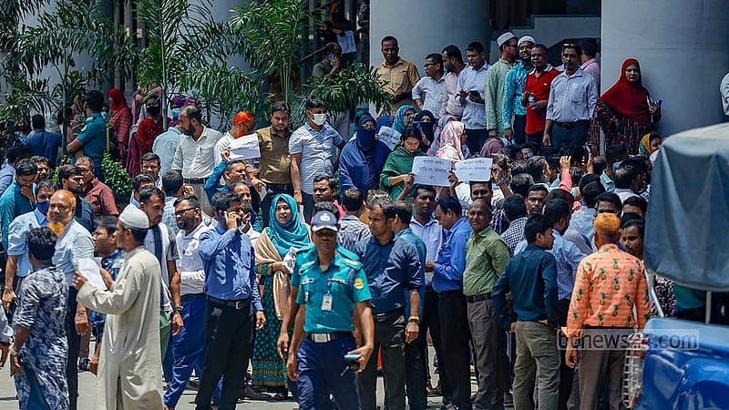 Civil servants protest inside the Secretariat on Tuesday, May 27, 2025, over the ordinance amending the Public Service Act. Photo: Mahmud Zaman Ovi