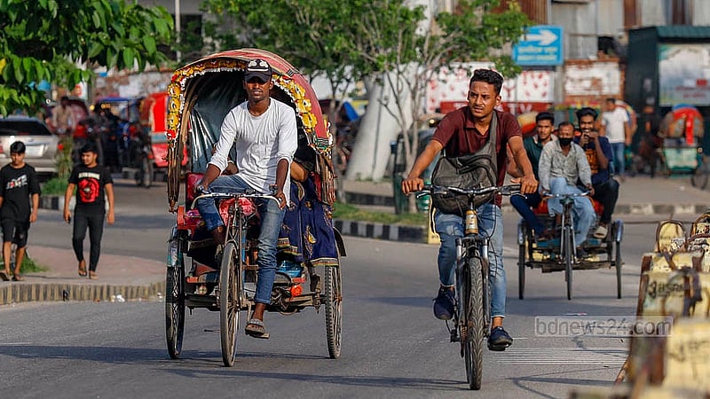 Rickshaws were banned from moving around in Dhaka’s Hatirjheel even a few months ago. Now, battery-powered rickshaws are plying on the streets every day, taking advantage of the declining law and order on the roads of Dhaka City. Photo: Mahmud Zaman Ovi