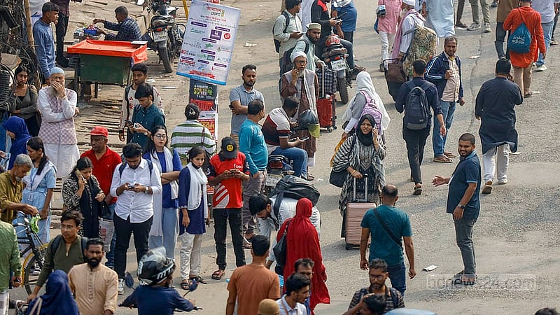 Citizens face disruption as mobile phone traders block the road outside Jamuna Future Park in Dhaka on Tuesday, Dec 2, 2025. Photo: Mahmud Zaman Ovi