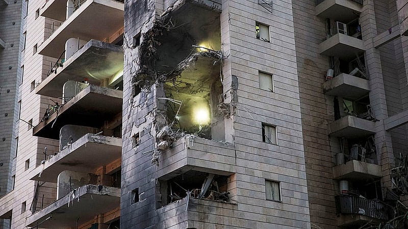 Rescue and security personnel work inside an impacted residential building following a missile attack from Iran on Israel, central Israel, June 16, 2025. Photo: Reuters