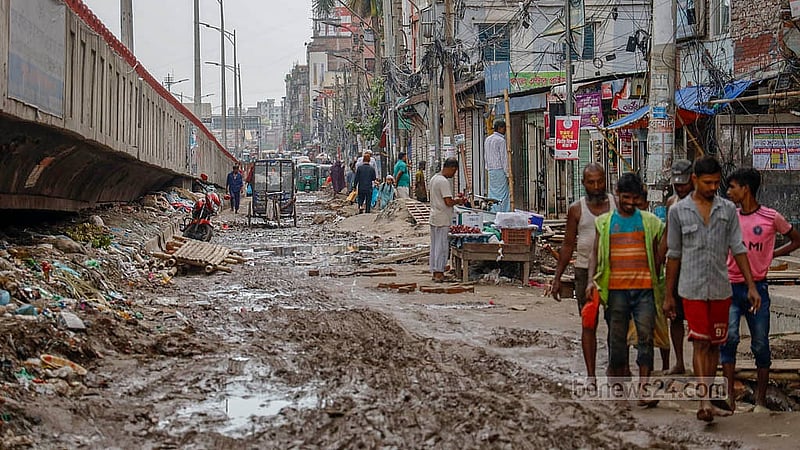 Drainage work has been going on for three to four months on this pothole-ridden road. Only after that will road repairs begin, meaning residents will continue to suffer for a long time using the route from Postogola Bridge to Jatrabari intersection. Photo: Mahmud Zaman Ovi