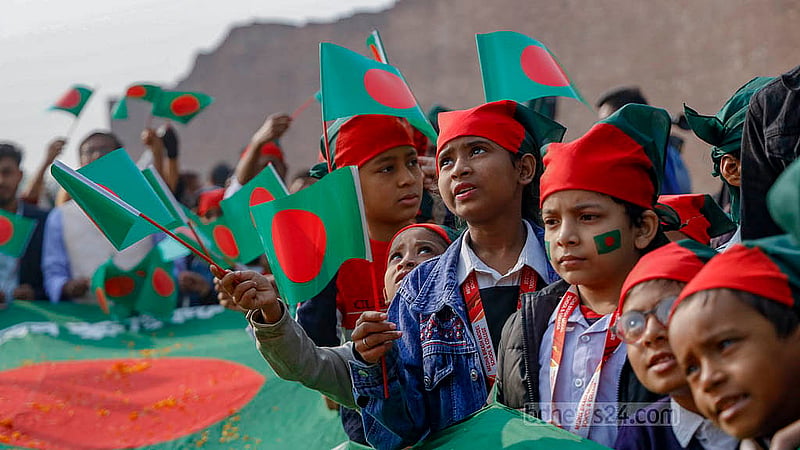 School students pay tribute to the nation's heroes at the Rayer Bazaar Massacre Memorial on Saturday morning, Dec 14, 2024. Photo: Mahmud Zaman Ovi