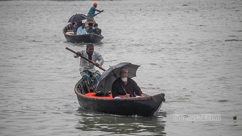 Boatmen ferry passengers across the clear Buriganga waters from the rain on Saturday, Aug 23, 2025. However, when the water recedes, boat traffic is disrupted due to poor navigability and the presence of hyacinths. Photo: Abdullah Al Momin