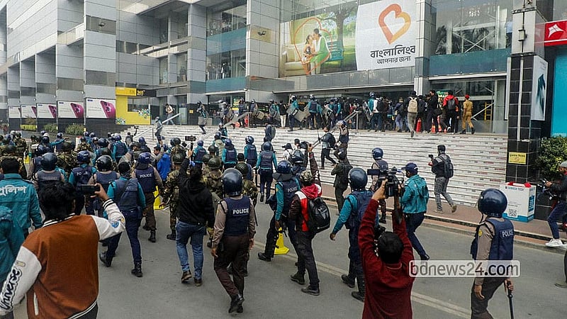 Police drive protesting mobile handset traders into Bashundhara City Shopping Complex during Karwan Bazar blockade attempt on Sunday, Jan 04, 2026. Photo: Abdullah al Momin