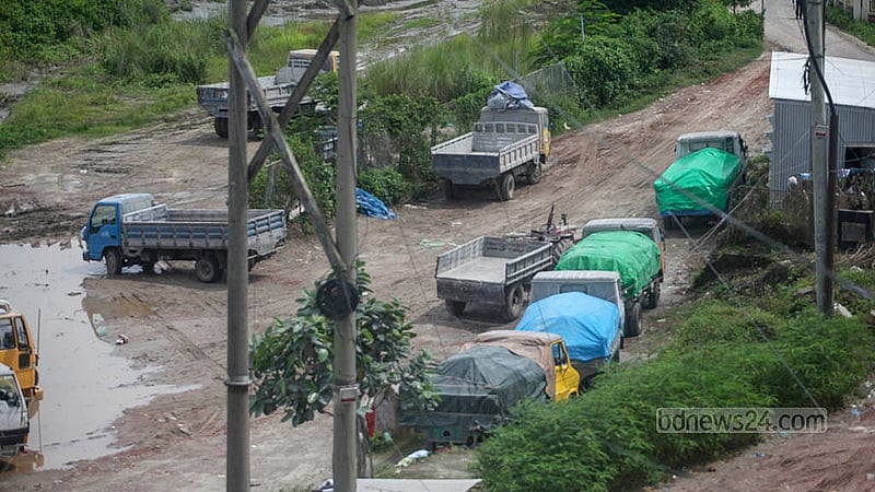 A long line of trucks waits under Dhaleshwari Bridge No. 1 in Keraniganj. The trucks will be loaded with cement brought by barge from factories in Munshiganj and Narayanganj. Photo: Abdullah Al Momin