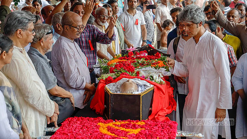 Zonayed Saki, chief coordinator of the Gonosanhati Andolan, paid tribute to Badruddin Umar at the Central Shaheed Minar premises on Monday. Photo: Mahmud Zaman Ovi
