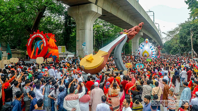 The procession sets off from the Faculty of Fine Arts, moves through key points, including the National Museum intersection, TSC, Doel Chattar and Bangla Academy, and returns to its starting point. Photo: Abdullah Al Momin