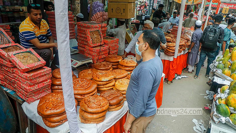 Crowds throng a roadside shop at Chawkbazar selling patterned bread on the eve of Shab-e-Barat on Tuesday, Feb 3, 2026. Photo: Abdullah Al Momin