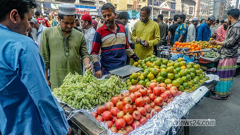 Vendors bring fruit vans to the Friday market on VIP Road in Naya Paltan. Photo: Abdullah Al Momin
