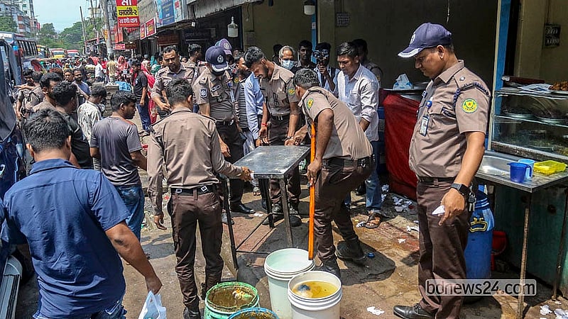 Police dismantle illegal structures on the pavement in front of Dhaka Medical College Hospital on Thursday, Apr 2, 2026. Photo: Abdullah al Momin