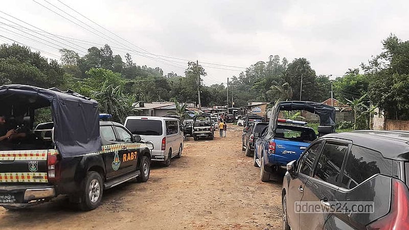 With access roads dug up in Sitakunda’s Jungle Salimpur, law-enforcing officers had to leave vehicles at a distance and proceed on foot to Alinagar. Photo: Suman Babu
