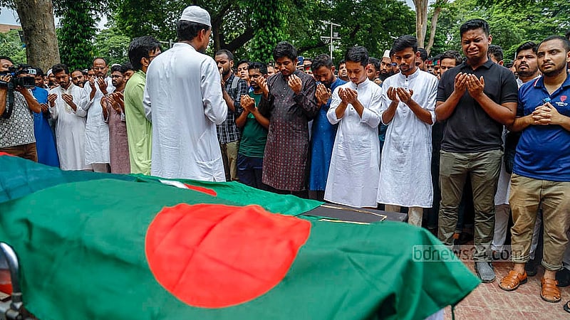 The funeral prayers for the two protesters conclude with a final prayer at Central Shaheed Minar on Sunday, Aug 18, 2024.Photo: Mahmud Zaman Ovi