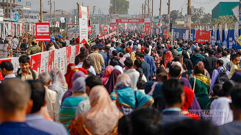 A large crowd can be seen at the entrance to the Dhaka International Trade Fair on Friday, Jan 17, 2025. Photo: Mahmud Zaman Ovi