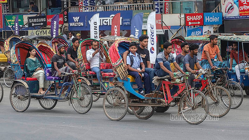 Battery-powered rickshaws, which used to roam Dhaka’s narrow alleys, are now frequently seen speeding recklessly on key roads as well. Photo taken in Dholaipar on Monday, Apr 21, 2025. Photo: Abdullah al Momin