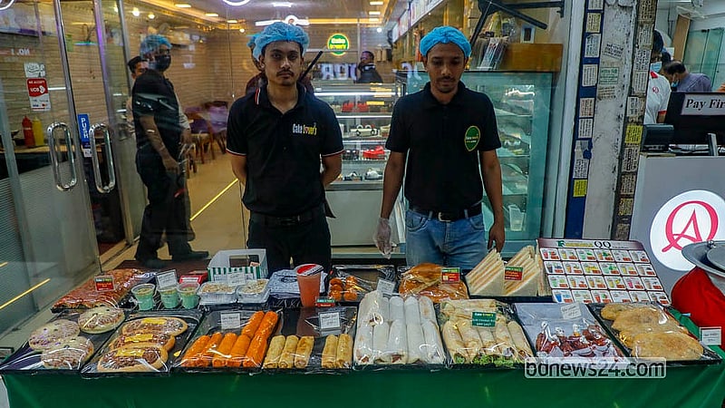 Vendors begin calling out to customers from the afternoon at the Bailey Road Iftar market. Photo: Abdullah Al Momin