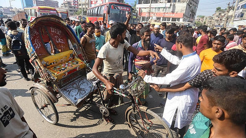 Battery-run rickshaw drivers and owners demonstrate by blocking roads at Kajla in Dhaka’s Jatrabari on Wednesday, Nov 20, 2024. The protesters tried to block a pedal-run rickshaw at one point. Photo: Abdullah al Momin