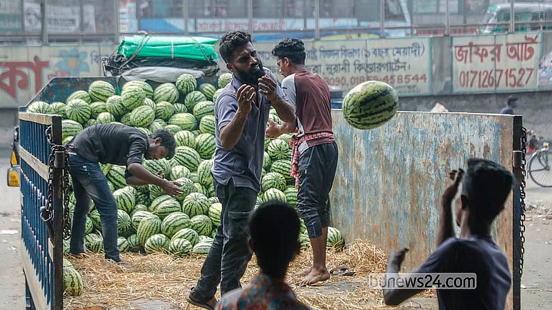 Workers unload Patuakhali watermelons from a truck at a fruit warehouse in Dhaka’s Jatrabari. Photo: Abdullah Al Momin