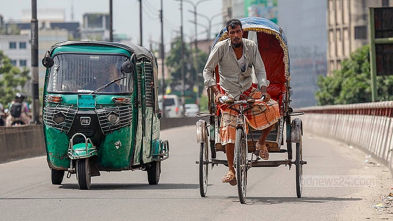 Both battery and pedalled rickshaws are now operating side-by-side on the Khilgaon Flyover, in clear violation of traffic rules. Photo: Mahmud Zaman Ovi