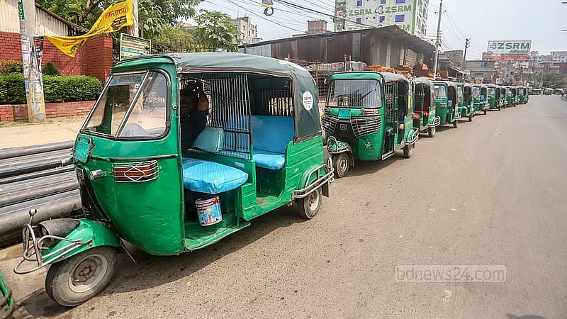 In a CNG refuelling station in Dhaka's Jurain, there is gas but with low pressure, leading to a long queue of vehicles outside on Sunday, Apr 27, 2025. Photo: Abdullah al Momin