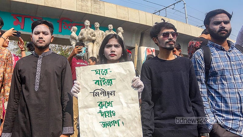 Dhaka University students from numerous departments staging demonstrations in front of the Raju Sculpture, demanding the highest punishment for the rapists. Photo: Abdullah al Momin