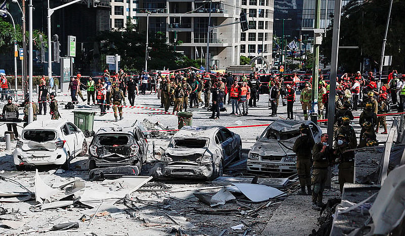 Emergency personnel work at an impact site following a missile strike from Iran on Israel, in Ramat Gan, Israel June 19, 2025. Photo: Reuters