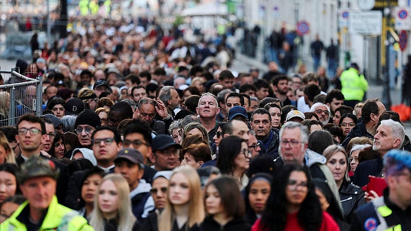 Faithful queue to enter St. Peter's Basilica to pay respects as Pope Francis lies in state, as seen from Rome, Italy, April 25, 2025. Photo: Reuters