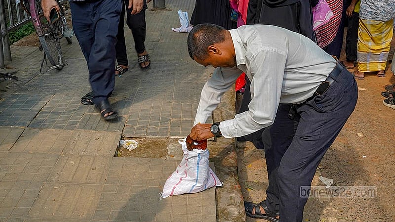 After waiting for more than an hour, this man finally manages to buy goods from a TCB truck. Each customer is allowed to purchase 2 litres of cooking oil, 1kg of sugar and 2kg of red lentils. Photo: Md. Tanjinur Rahman Bhuiyan