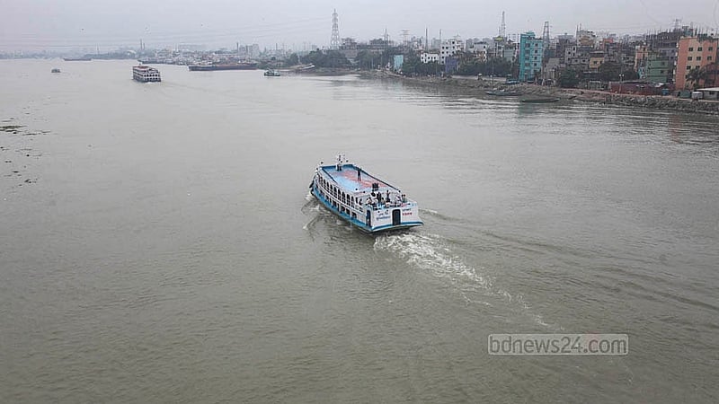 Even though the monsoon season has passed, occasional rains continue, turning the Buriganga River’s water from black to blue. Photo: Abdullah Al Momin