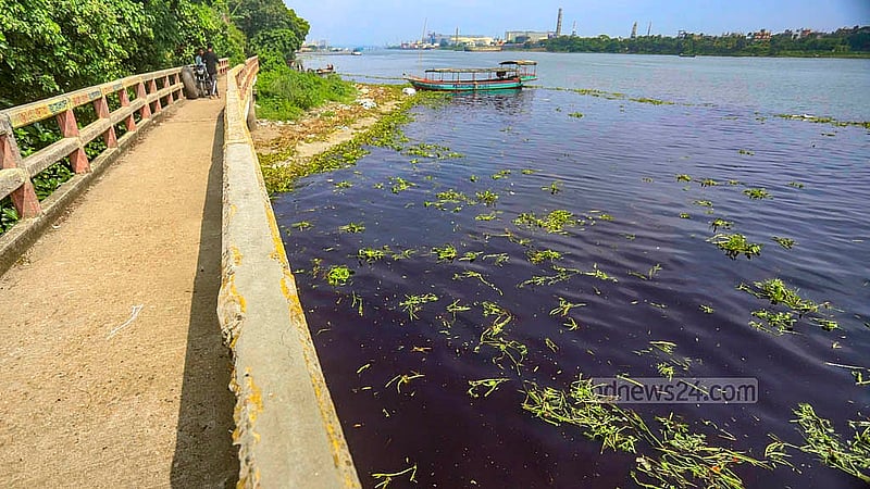 The water in the Buriganga River changes colour due to the waste from the dyeing factory in Dhaka’s Shyampur. Photo: Abdullah Al Momin.
