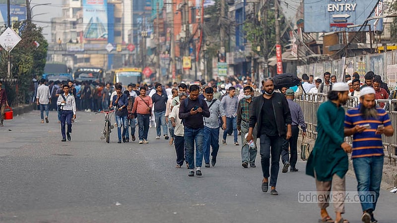 With mobile phone traders blocking the road outside Jamuna Future Park on Tuesday, Dec 2, 2025, commuters are forced to walk to their destinations. Photo: Mahmud Zaman Ovi
