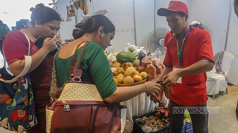 Many visitors are purchasing fruits from the fair, which will run until Jul 5, 2025, at Bailey Road’s Hill Complex. Photo: Abdullah al Momin