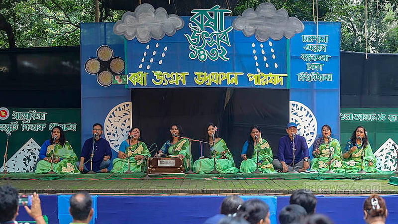 On Sunday, Jun 15, 2025, the first day of the Bengali month of Ashar, singers perform at the Monsoon Festival under the Bakul tree at the Faculty of Fine Arts, University of Dhaka. Photo: Abdullah al Momin