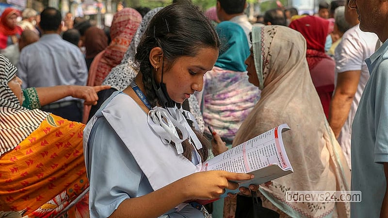 SSC candidates glance at their books for the last time before entering the exam hall at Dhaka’s Motijheel Government Boys' High School on Tuesday, Apr 21, 2026.  Photo: Abdullah Al Momin