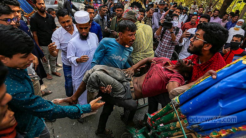 A man is injured while looting rods from the extended part of Sheikh Mujib's house at Dhanmondi 32. Photo: Mahmud Zaman Ovi