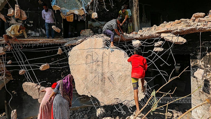 After vandalising Sheikh Mujibur Rahman's house at Dhanmondi 32, a group began looting various iron tools on Thursday, Feb 6, 2025. The looting continued into the morning of Friday, Feb 7, 2025. Photo: Mahmud Zaman Ovi