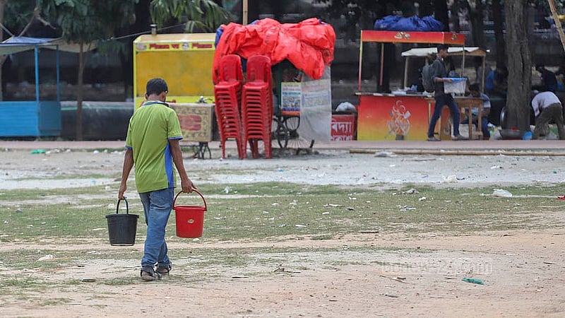 A vendor at Suhrawardy Udyan fills a bucket with pond water to wash plates, bowls, and glasses, despite the unhygienic conditions. Photo: Abdullah al Momin