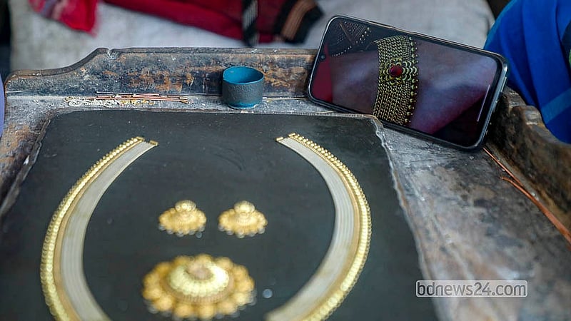 Artisans in Savar’s Bhakurta craft custom jewellery to meet buyer demands as the hub hums with activity. Photo: Abdullah Al Momin