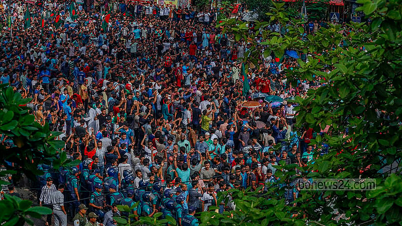 Police stand guard as students and jobseekers demonstrate blocking Shahbagh intersection in Dhaka on Wednesday, Jul 3, 2024, demanding reinstatement of a circular abolishing quotas in government jobs. Photo: Mahmud Zaman Ovi
