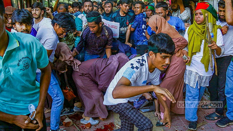 Bangladesh Chhatra League activists beat up anti-freedom fighter quota protesters at Dhaka University’s VC Chattar on Monday, Jul 15, 2024.
