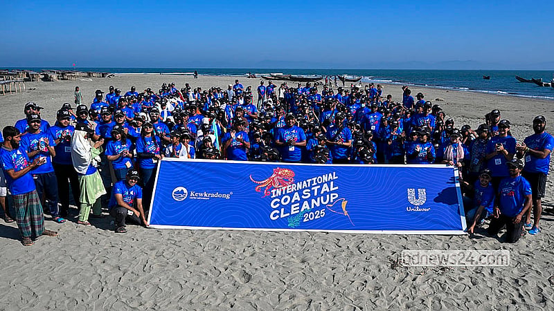 About 500 volunteers, including students, joined a campaign to clean non-biodegradable and plastic waste on St Martin’s Island on Friday, Dec 5, 2025, initiated by Keokradong Bangladesh with support from Unilever Bangladesh. Photo: Muhammad Mostafigur Rahman