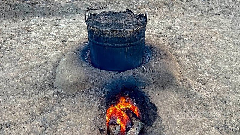 Raw turmeric is boiled in large pots on mud kilns in the Mahbubnagar area of Khagrachhari’s Ramgarh. Afterwards, it will be laid out to dry in the sun. Photo: Samir Mollick