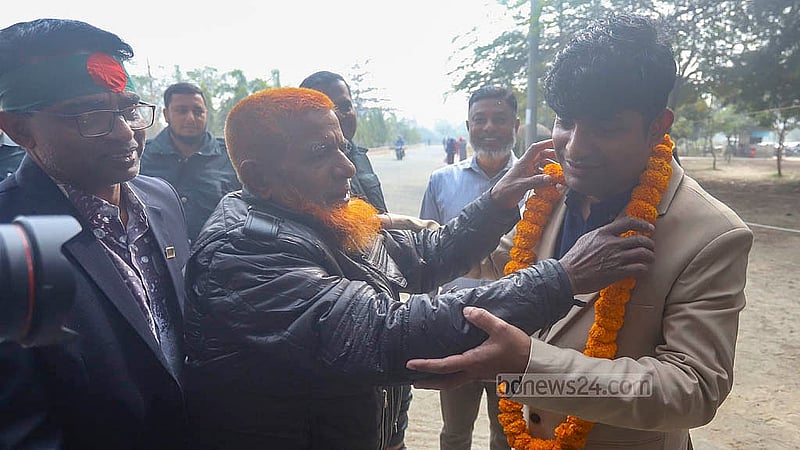 After serving just one year in the BDR, Billal Hossain spent 16 years in jail following his arrest in the Pilkhana tragedy under a case filed under the Explosives Act. Released on bail on Thursday, Jan 23, 2025, he hugs his father. Photo: Abdullah al Momin