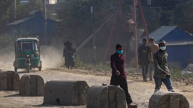 It is hard to move on the Dhaka-Sylhet Highway in Narayanganj's Rupganj without hiding one's face from the dust. Photo: Mahmud Zaman Ovi