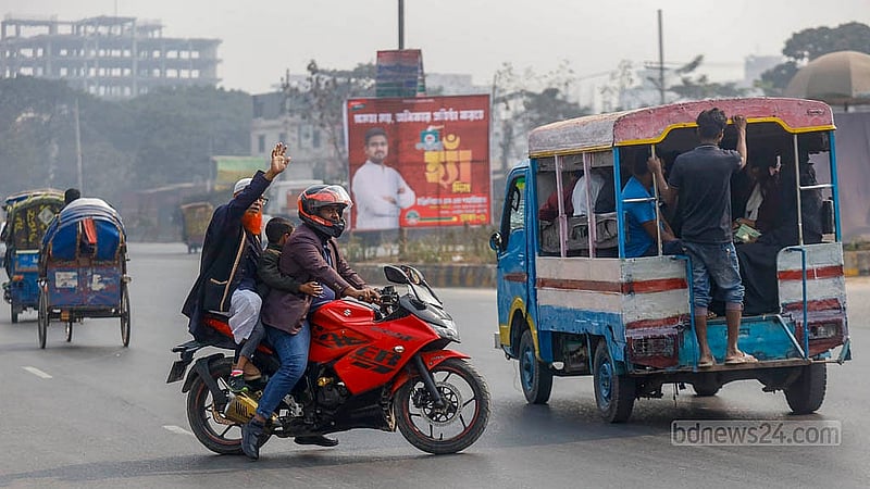 A passenger on a motorcycle signals with his hand to stop oncoming traffic so the bike can make a U-turn at Matuail on the Dhaka–Chattogram highway. Photo: Mahmud Zaman Ovi