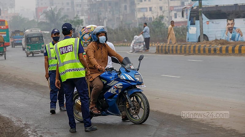 A motorcyclist navigates the wrong side of the highway in the Sanarpar area on the Dhaka-Chattogram highway, undeterred even by the presence of law-enforcing agencies. Photo: Mahmud Zaman Ovi