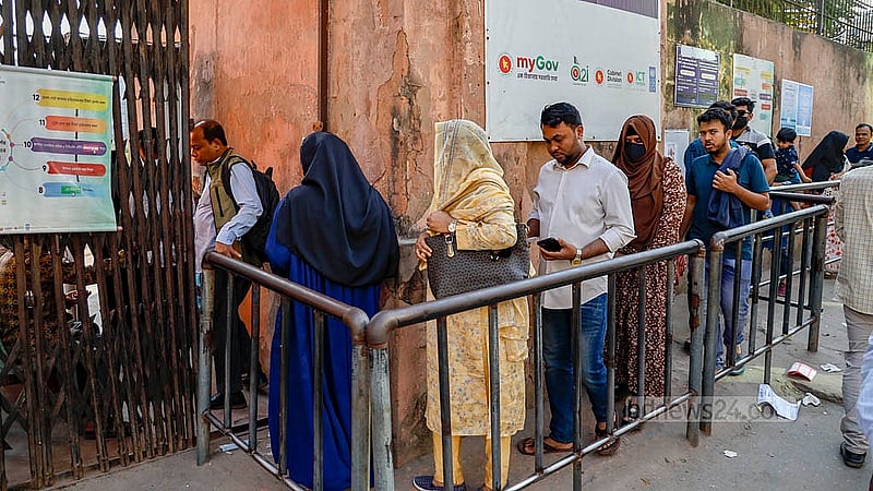 Lalbagh Fort does not usually see such heavy crowds even on holidays. Staff say many families are visiting as schools have finished annual exams. Photo: Mahmud Zaman Ovi